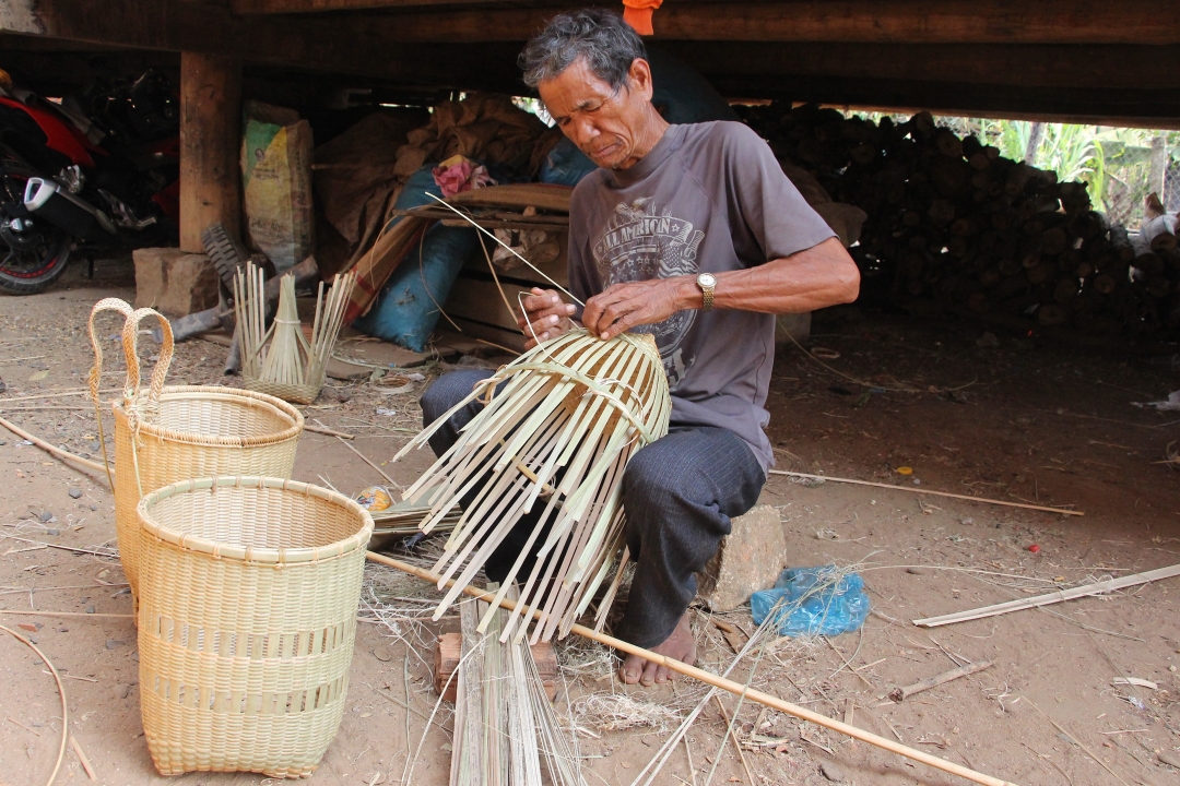 Già Do Khai ở buôn Đung (xã Đắk Phơi) tỉ mẫn đan gùi.