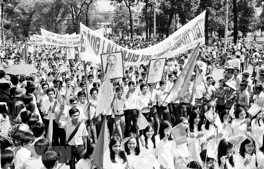 Nhân dân Sài Gòn diễu hành mừng thành phố được giải phóng (ngày 15-5-1975). Ảnh tư liệu