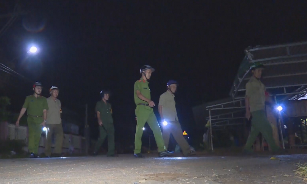 Tổ tự quản an ninh trật tự của Chi hội Cựu chiến binh thôn An Na phối hợp với Công an xã Dray Sap (huyện Krông Ana) tuần tra, kiểm soát ban đêm