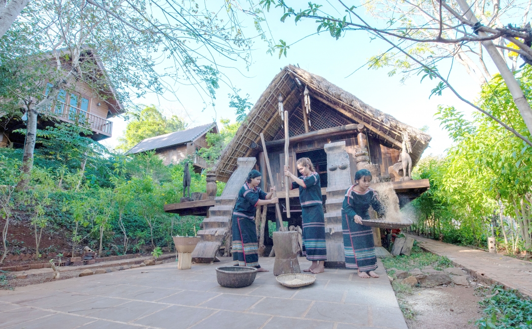 Nhịp sống buôn làng trong phố.  Ảnh: Hữu Hùng