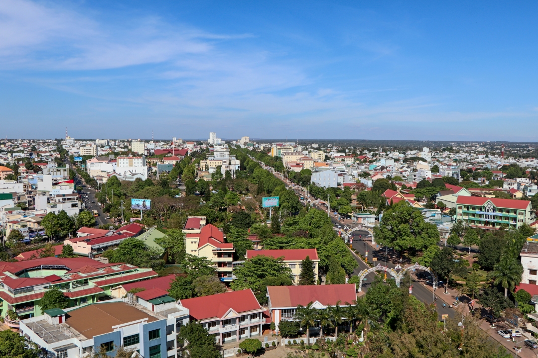 Đô thị Buôn Ma Thuột với nhiều công trình mang nét kiến trúc nhà dài.  Ảnh: Hoàng Gia