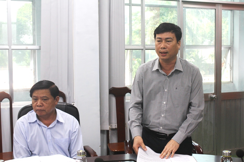 Bí thư Huyện ủy Krông Pắc Trần Hồng Tiến báo cáo công tác chuẩn bị bầu cử của địa phương với Đoàn công tác