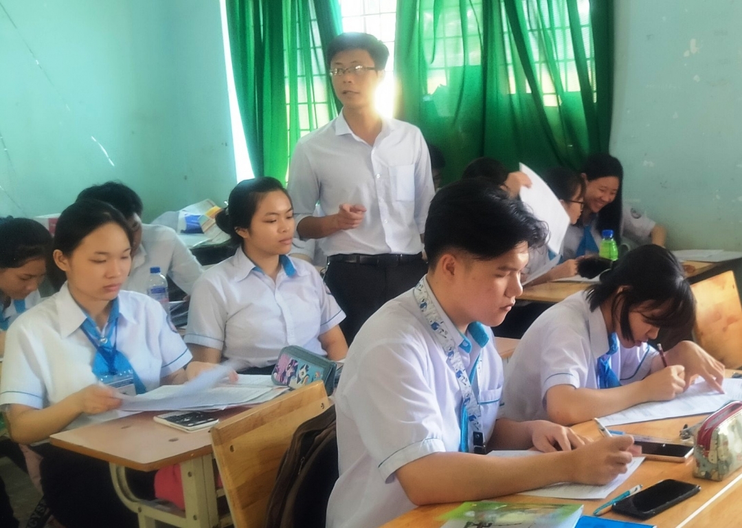 Giáo viên Trường THPT Buôn Đôn tư vấn các em trong việc lựa chọn ngành nghề phù hợp.