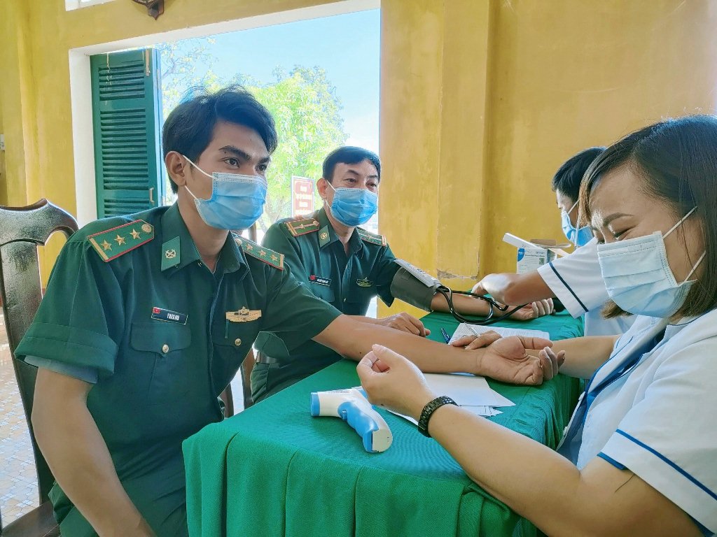Đội ngũ Y tế khám, sàng lọc sức khỏe ban đầu cho cán bộ, chiến sĩ đồn BP Ia R'vê