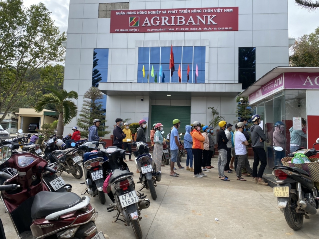  Quang cảnh giao dịch tại ATM Agribank Chi nhánh huyện Lắk