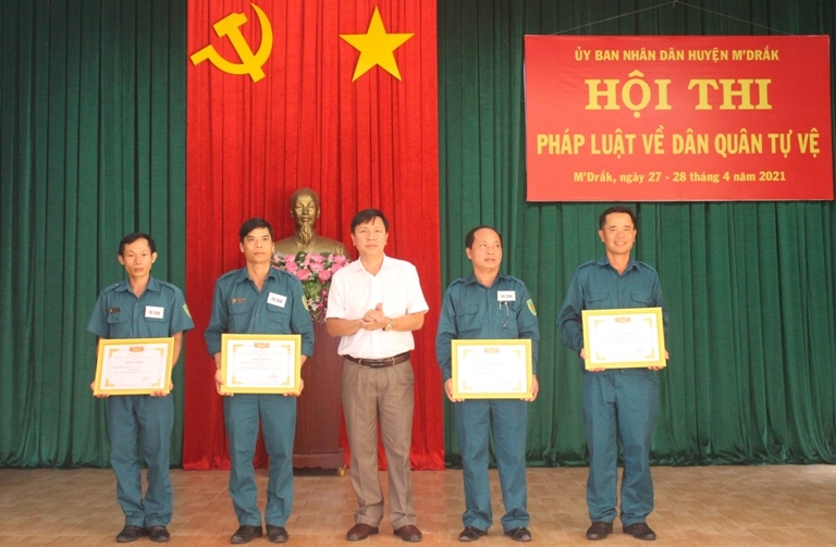 Phó Chủ tịch UBND MDrắk Nguyễn Đức Thảo trao Giấy khen tặng  các tập thể xuất sắc.
