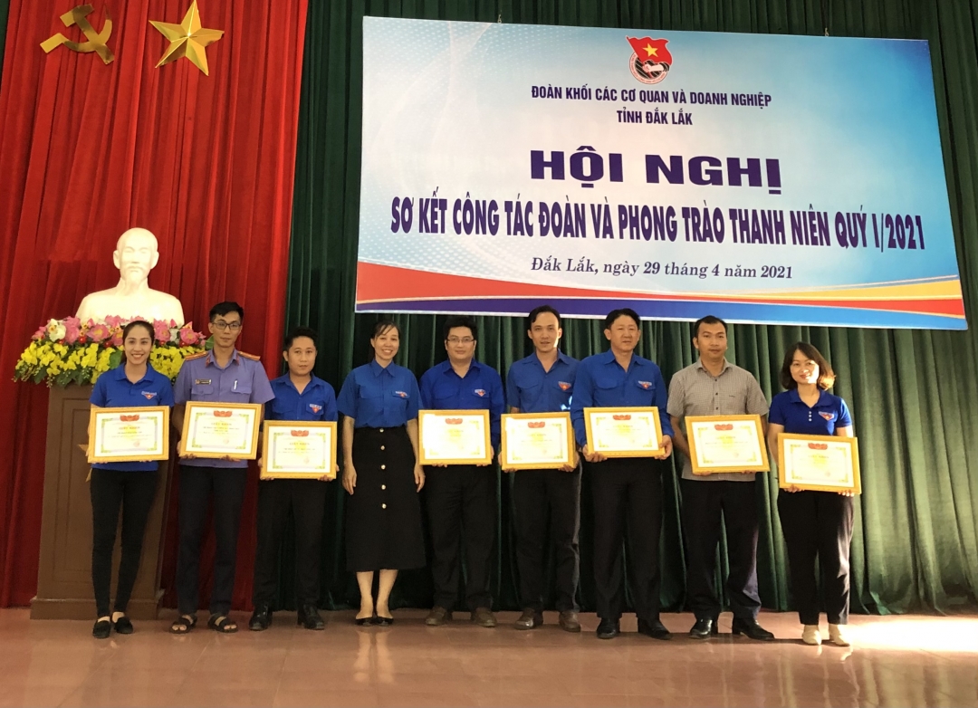 Khen thưởng các tập thể có thành tích xuất sắc trong Tháng Thanh niên 2021