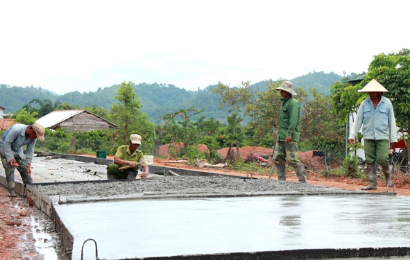 Đường giao thông xã vùng III Cư Bông (huyện Ea Kar) được đầu tư xây dựng từ nguồn kinh phí ngân sách tỉnh.