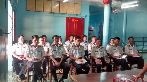 Chiến sĩ nhà giàn DK1 nghe tuyên truyền nội dung Luật Bầu cử đại biểu Quốc hội và đại biểu HĐND.
