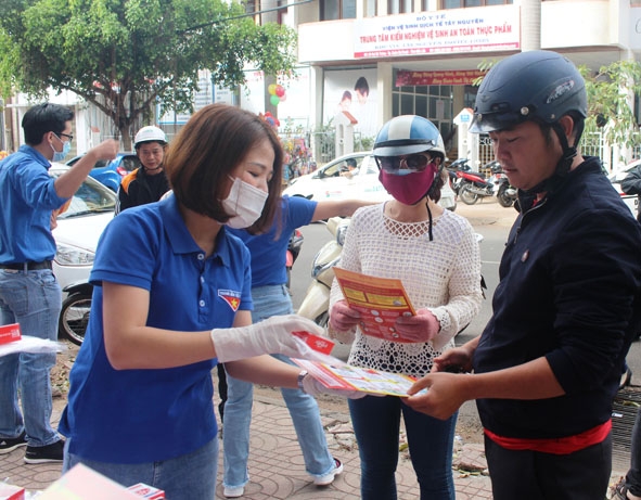 Đoàn viên thanh niên Viện Vệ sinh dịch tễ Tây Nguyên tuyên truyền phòng chống dịch bệnh.  