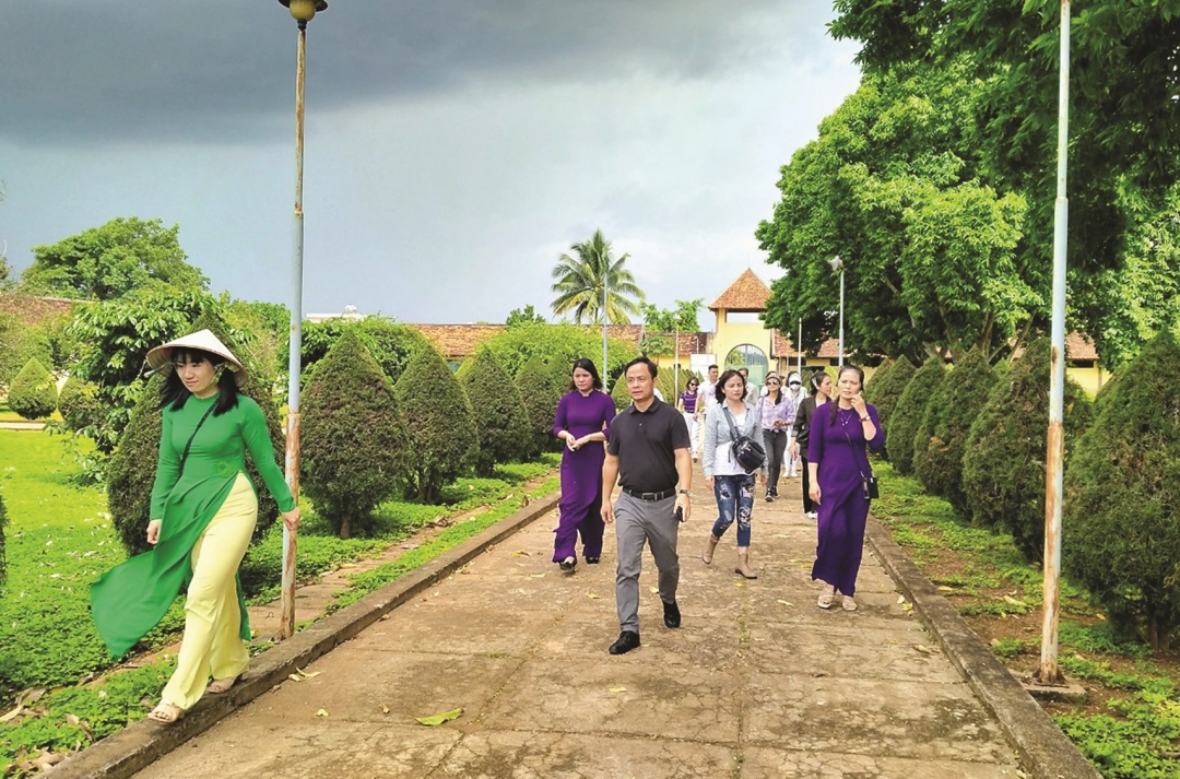 Du khách thăm Nhà đày Buôn Ma Thuột