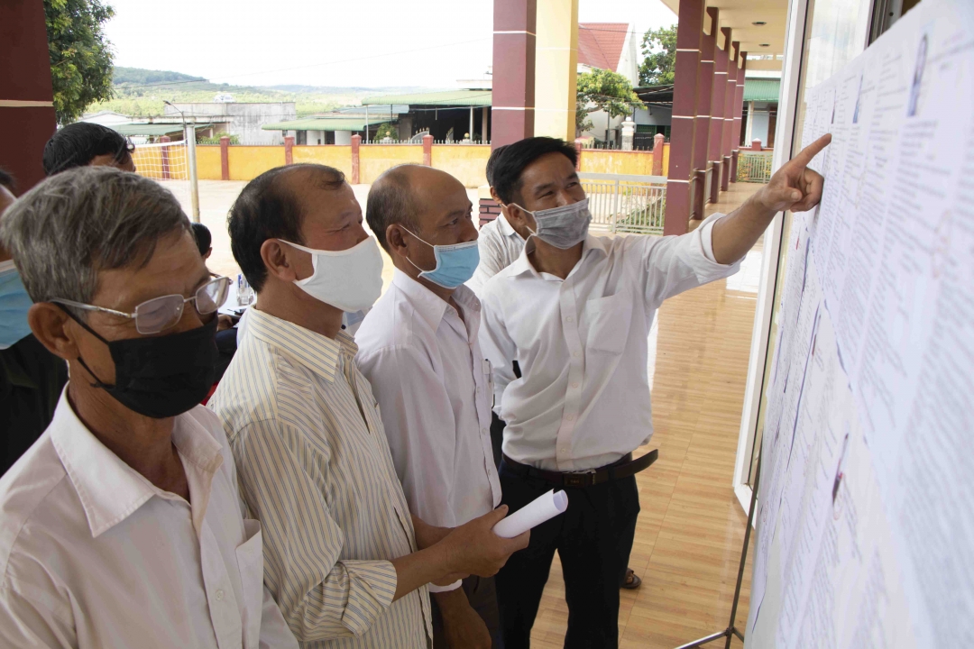 Cử tri xã Ea Hiao tìm hiểu thông tin về các ứng cử viên