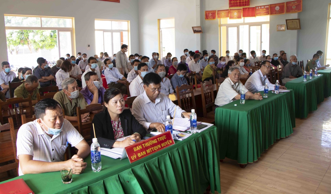 Cử tri xã  tham dự hội nghị tiếp xúc cử tri.