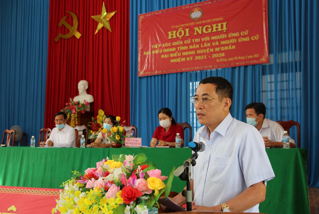 Ông Võ Văn Cảnh tiếp thu ý kiến, kiến nghị của cử tri. 