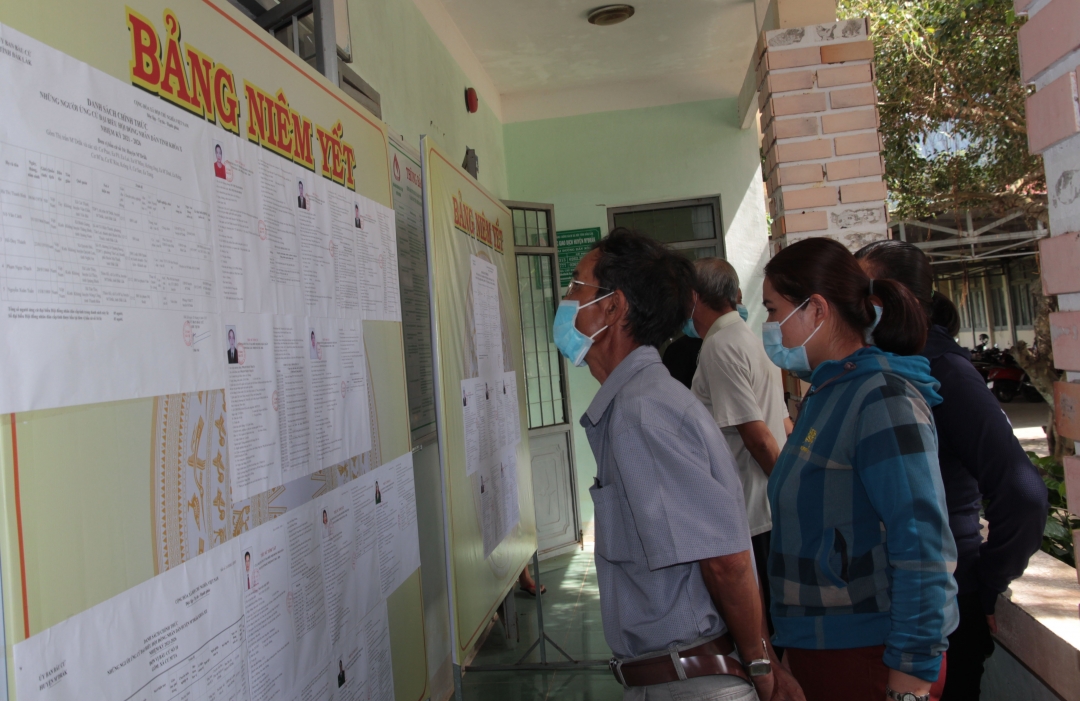 Cử tri xã Cư Ma tìm hiểu thông tin của các ứng cử viên đại biểu HĐND tỉnh.