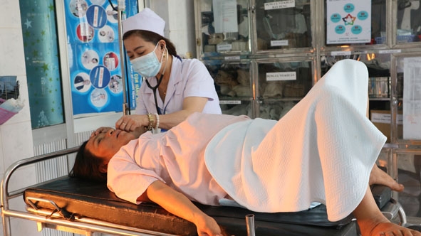 Bác sĩ Trung tâm Y tế huyện Cư M’gar kiểm tra sức khỏe định kỳ cho một thai phụ. Ảnh: Quang Nhật
