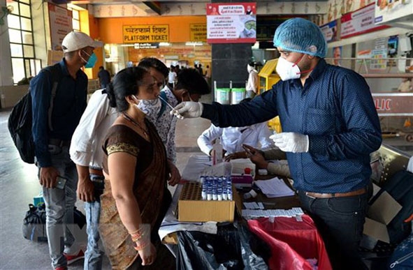Một điểm xét nghiệm COVID-19 tại New Delhi, Ấn Độ.  