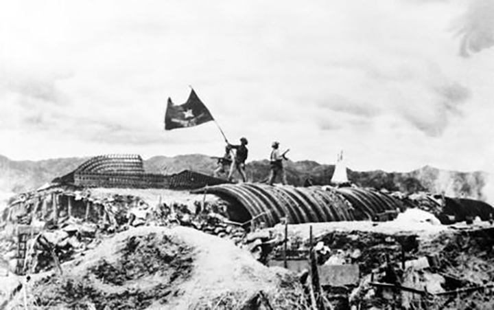 Chiều 7-5-1954, lá cờ “Quyết chiến - Quyết thắng” của Quân đội nhân dân Việt Nam tung bay trên nóc hầm tướng De Castries đánh dấu chiến dịch lịch sử Điện Biên Phủ toàn thắng.    Ảnh: Tư liệu TTXVN