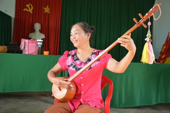 Bà Lương Thị Mão say sưa với cây đàn tính và điệu then.
