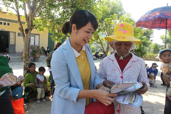 Chị Hoàng Thị Thu, Phó Chủ tịch Hội LHPN huyện Lắk giải đáp một số thắc mắc của người dân xã Krông Nô về bầu cử.