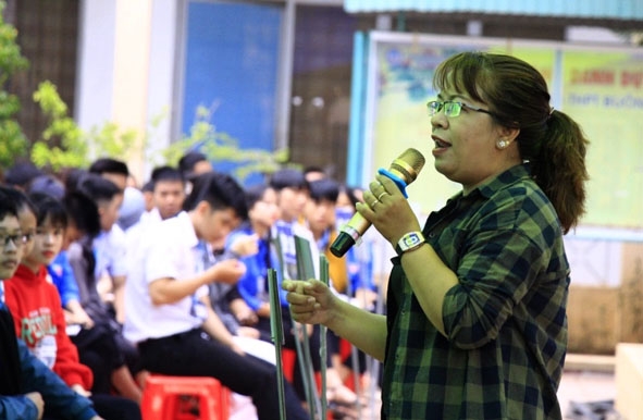 Nhà văn Niê Thanh Mai chia sẻ với học sinh Trường THPT Buôn Đôn (huyện Buôn Đôn) cách lan tỏa một cuốn sách hay đến với cộng đồng.