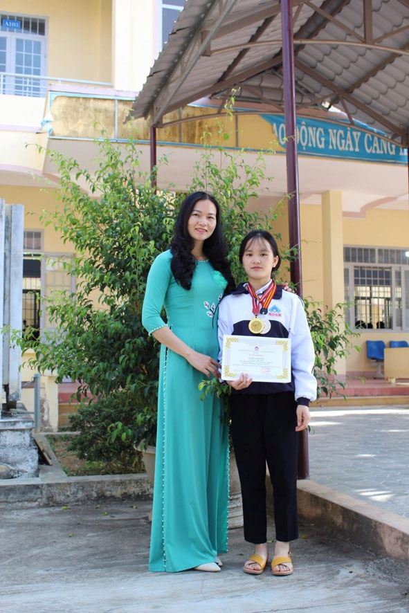 Em Hứa Thị Mai cùng cô giáo dạy môn Lịch sử Nguyễn Thị Phương. 
