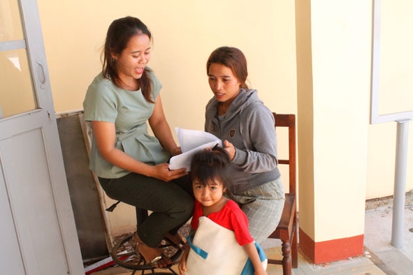 Nhân viên thu bảo hiểm xã Ea Drông giới thiệu chính sách khi tham gia bảo hiểm cho nguười dân địa phương.