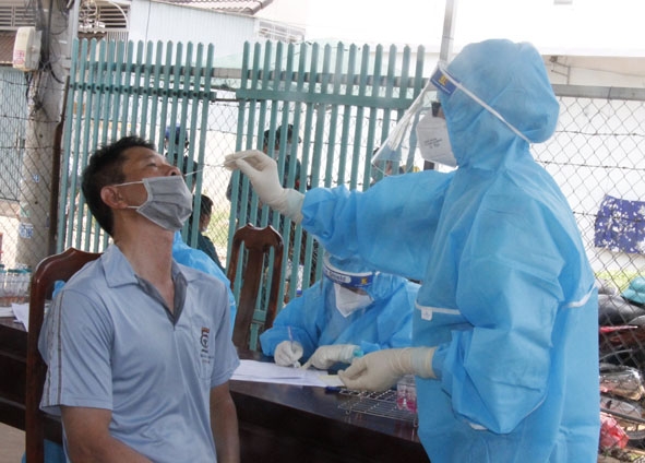 Cán bộ Trung tâm Kiểm soát bệnh tật tỉnh lấy mẫu xét nghiệm SARS-CoV-2 đối với người dân trong khu vực phong tỏa.