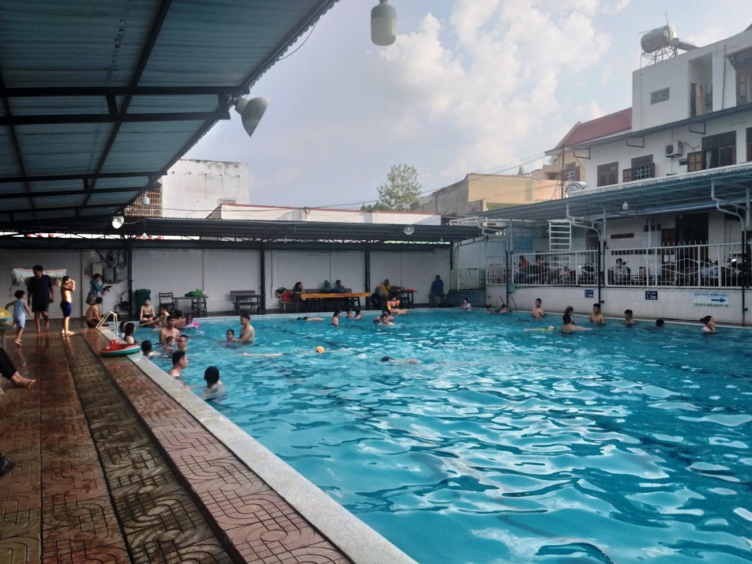 Hồ bơi C.N (phường Tự An, TP. Buôn Ma Thuột) có đông khách bơi nhưng không có chiếc phao cứu sinh  nào trên thành hồ hay khu vực xung quanh.  