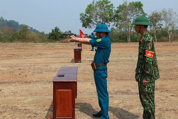 Các thí sinh thực hiện phần thi bắn súng K54 tại Hội thi Pháp luật về DQTV của TP. Buôn Ma Thuột. 