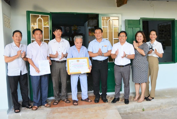 Ban điều hành Quỹ đảng viên tiết kiệm làm theo tấm gương đạo đức Hồ Chí Minh TP. Buôn Ma Thuột  trao tiền hỗ trợ sửa chữa nhà ở cho đảng viên Hà Học Huấn, phường Tân Hòa.  