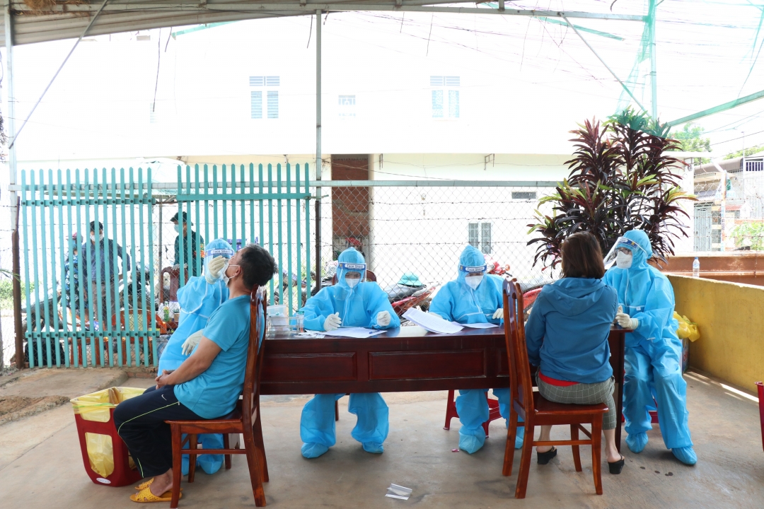 Xét nghiệm SARS-CoV-2 cho người dân khu vực phong tỏa tại hẻm 189/1 Mai Hắc Đế, phường Tân Thành (TP. Buôn Ma Thuột).