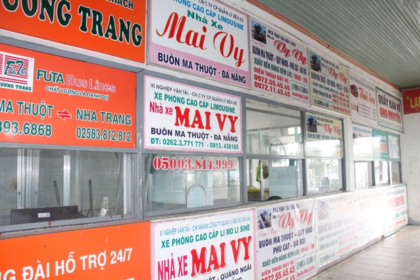Khu vực quầy bán vé tại Bến xe liên tỉnh vắng bóng người.