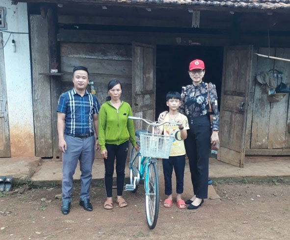 Đại diện Hội Chữ thập đỏ huyện Krông Pắc trao xe đạp cho học sinh nghèo xã Ea Kênh. 