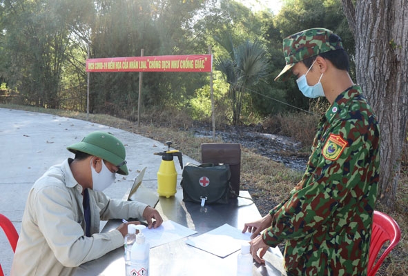 Người dân khai báo y tế tại chốt kiểm soát phòng, chống dịch bệnh COVID-19  trên biên giới.   