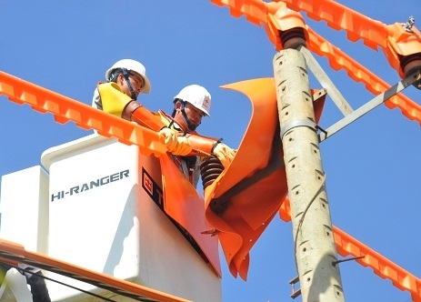 Công nhân Công ty Điện lực Đắk Lắk thi công sửa chữa trên lưới điện