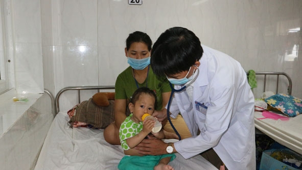 Một trẻ bị bệnh tim bẩm sinh được chăm sóc và điều trị tại Bệnh viện Đa khoa vùng  Tây Nguyên. Ảnh: Quang Nhật