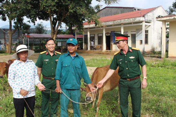 Ban Chỉ huy Quân sự huyện Lắk cùng cấp ủy, chính quyền xã Đắk Phơi tặng quà cho học sinh nghèo.