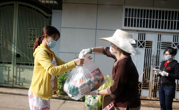 Chi hội phụ nữ tổ dân phố 10, phường Tân Thành (TP. Buôn Ma Thuột) phát nhu yếu phẩm cho người dân.