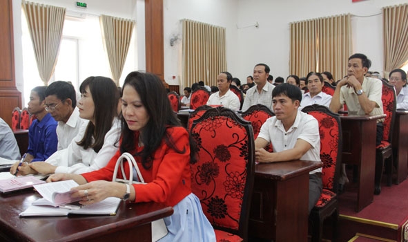 Các đại biểu tham dự Hội nghị học tập, quán triệt Nghị quyết Đại hội XIII của Đảng do Ban Thường vụ Huyện ủy tổ chức ngày 28-4. 
