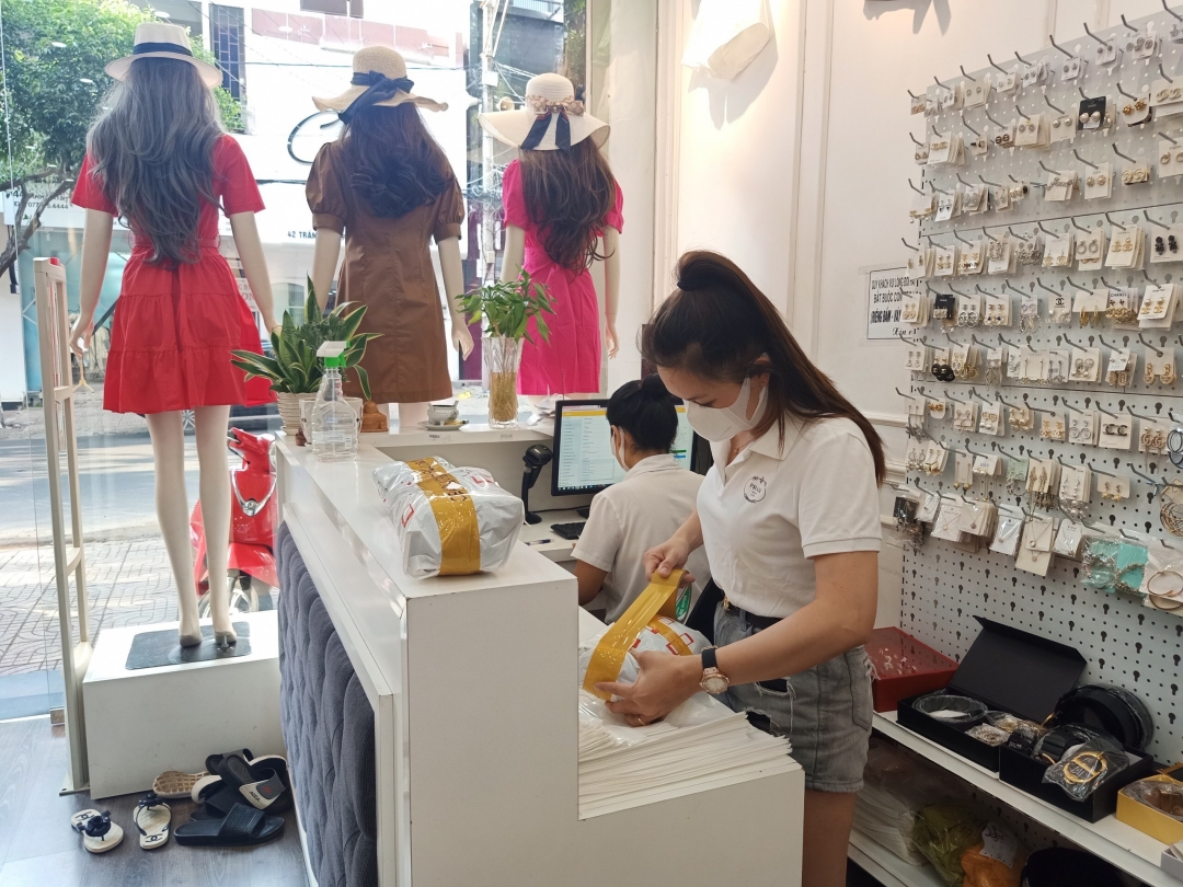 Nhân viên Shop SuBin (phường Thành Công, TP. Buôn Ma Thuột) đóng gói đơn hàng online để giao  cho khách. 