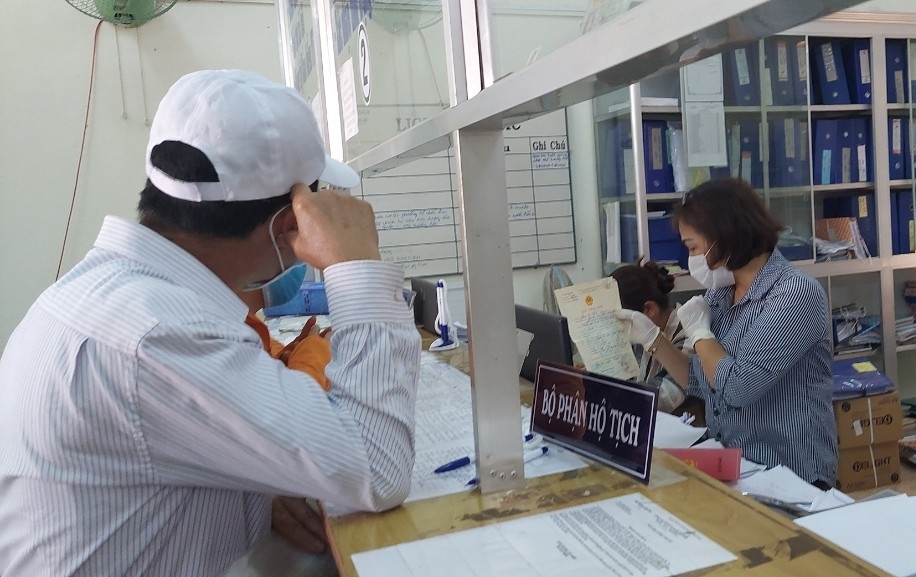 Cán bộ và người dân phường Tân Thành (TP. Buôn Ma Thuột) thực hiện quy định phòng, chống dịch COVID-19 trong quá trình giải quyết thủ tục hành chính.
