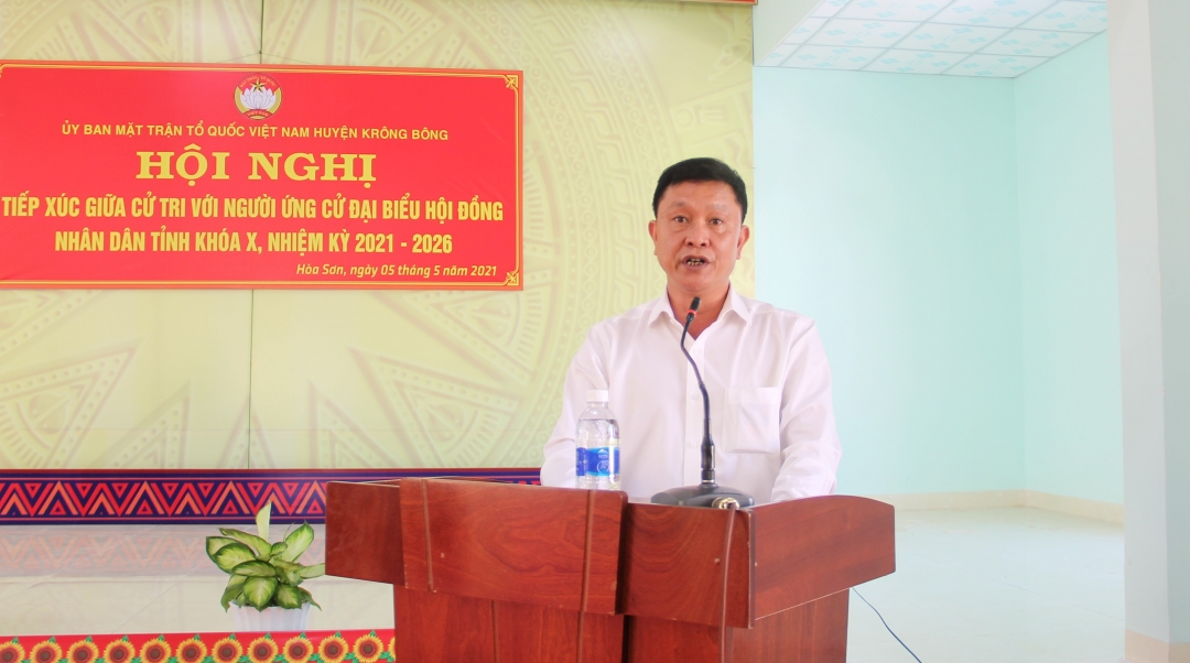 Chủ tịch Ủy ban MTTQ Việt Nam huyện Kr ông Bông Bùi Duy Thích trả lời ý kiến cử tri tại Hội nghị 