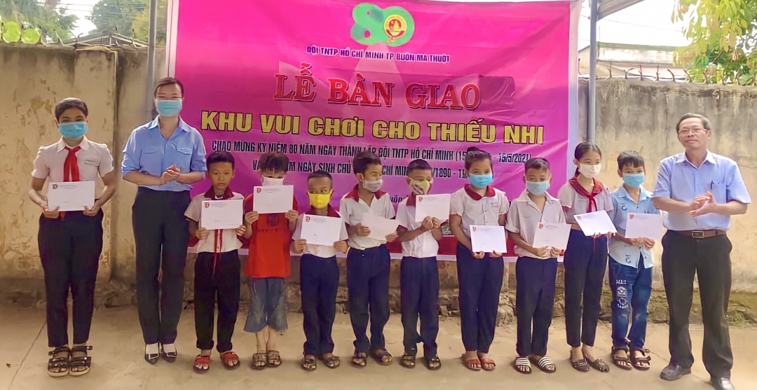 Trao học nổng cho học sinh