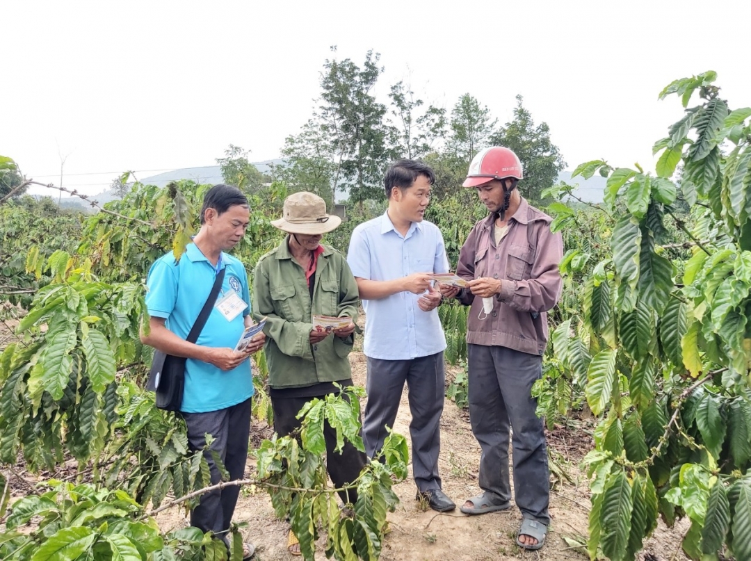 Cán bộ BHXH huyện Krông Bông và đại lý thu BHXH, BHYT tuyên truyền trực tiếp tại hộ gia đình về 