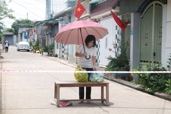 Người dân khu vực phong tỏa hẻm 189/1  Mai Hắc Đế nhận quà hỗ trợ của các nhà hảo tâm. 