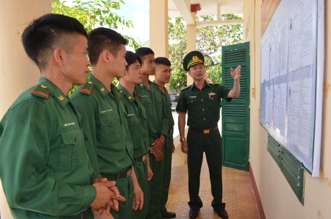 Cử tri là cán bộ, chiến sĩ Đồn Biên phòng Ia R'vê tìm hiểu thông tin các ứng cử viên đại biểu HĐND các cấp nhiệm kỳ 2021 – 2026.