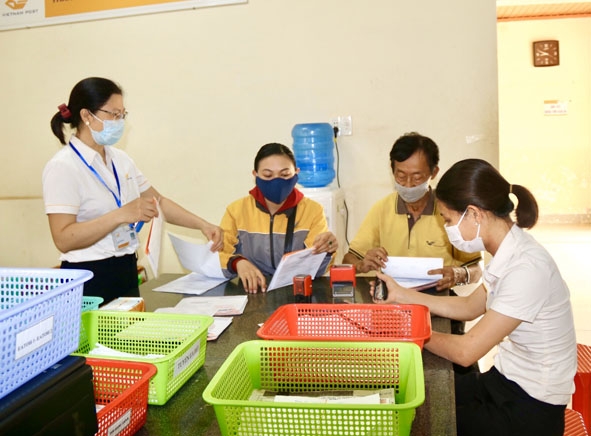 Nhân viên Bưu điện huyện Krông Năng tăng cường làm việc để nhanh chóng  chuyển căn cước công dân đến khách hàng.