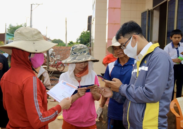 Nhân viên Bưu điện huyện Krông Năng kiểm tra thông tin khách hàng trước khi giao nhận căn cước công dân.
