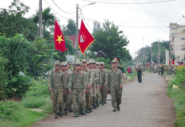 Cán bộ, chiến sĩ Lữ đoàn Đặc công 198 hành quân về các địa phương giúp đỡ nhân dân. 